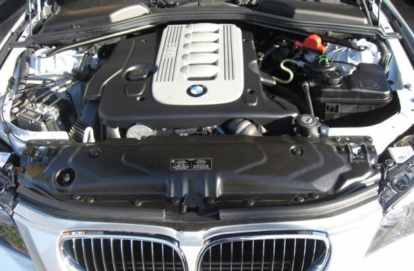 Представен за пръв път прз 1998 и произвеждан в австрийския завод на BMW в Щайер, това е един от най-успешните мотори в цялата история на компанията. M57 е редови шестцилиндров дизел, с работен обем 2.5 или 3.0 литра (M57D25 / M57D30 / M57D30TU / M57D30TUTOP). Той остана на пазара цели 14 години, чак до 2012. Оригиналната му версия и първата ревизия са с чугунен блок и картер, а втората ревизия (TU2) от 2005 година - с алуминиеви. При тази последна преработка агрегатът получи също нови разпределителни валове и увеличени всмукателни клапани, а горивната система от Bosch премина към пиезоинжектори. 
