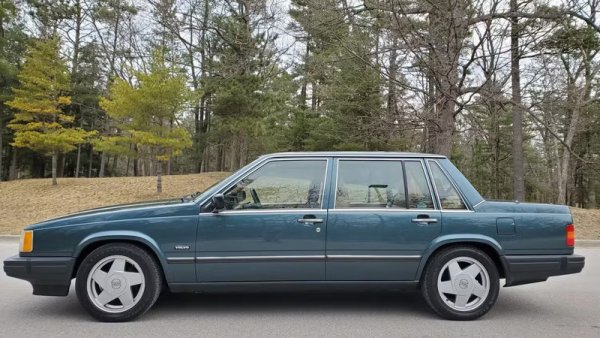 Не се заяждаме с Volvo, когато казваме, че марката е специализирана в производството на по-скучни, разумни алтернативи на BMW. Тези автомобили са известни с надеждността си и са синоним на безопасност. Турбодизеловият седан Volvo 740 се предлага от моделната 1984 година, първо като четирицилиндрова алтернатива на популярния 760, а впоследствие и с опционален шестцилиндров двигател с мощност 109 к.с.

Най-голямата грижа при турбодизеловия 740 вероятно е охлаждането на турбото. Тоест, след интензивно шофиране трябва да оставите колата да се охлади за около минута, за да циркулират маслото и охлаждащата течност. 740 може да бъде много надежден, но не можете да го карате като чисто нов турбо-шестцилиндров.
