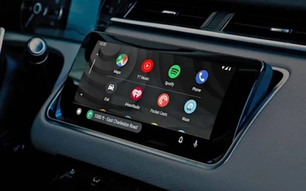 Android Automotive, доставяйки сходен базов код на автомобилните производители, има всички ресурси да функционира като основа, на която да работят информационно-развлекателните системи. Тук базовата дума е "интеграция", тъй като целта е умните компоненти на автомобилите, контролирани чрез Android Automotive да работят като едно цяло, като една екосистема, която се занимава с всеки технологичен аспект на колата, без нуждата от друго устройство, дори и смартфон.

Тук е и голямата разлика между двете решения на Google. Ако Android Auto се нуждае от телефон за да работи (чрез т. нар. "мироринг" или огледално свързване), Automotive е всъщност автономен, система със собствени алгоритми, която, разбира се, може да бъде свързана със смартфон, но същевременно да е независима от него.