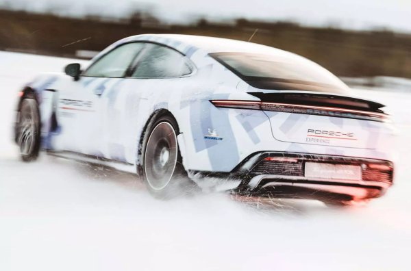 Състезанието се проведе привечер, като се изчака да падне температурата на въздуха за по-добри условия. В резултат на това седанът измина 17,5 километра, като направи 132 обиколки около пръстен с диаметър 59 метра.