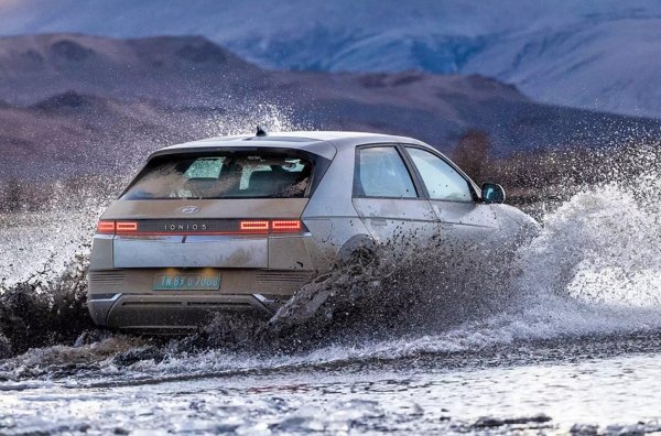 Журналистите от Evo India се отправиха към прохода Умлинг Ла Пас в Ладак, където се намира най-високият асфалтов път. Началната точка беше 5799 метра надморска височина, финалът беше в низината Кутанад три метра под нулата. Маршрутът минаваше през райони с различни климатични условия &ndash; от Хималаите с техните минусови температури до тропиците на малабарското крайбрежие. Пътуването отне 14 дни, като през това време бяха изминати 4900 километра.