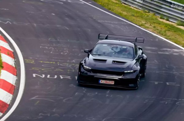 Спортното купе се оказа най-бързият американски модел на &bdquo;Нюрбургринг&ldquo;, като трябваше да се справи за седем минути и успя. Колата, управлявана от Дирк Мюлер, измина 20,6-километровото трасе за 6 минути и 57,685 секунди. Най-мощната шосейна версия на Mustang някога беше представена преди малко повече от година и половина. 5,2-литровият V8 с механичен компресор и сух картер произвежда 826 конски сили и 900 Нм.