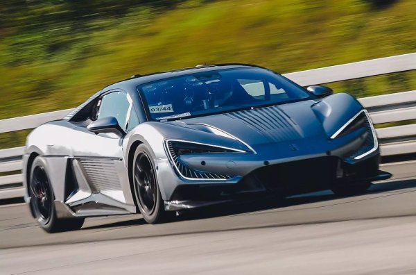 Електрическа кола от BYD поставя рекорд за скорост за модели от Китай. На пистата в германския град Папенбург купето достигна 391,94 км/ч. За целта е използван модифициран автомобил с ексклузивни гуми Giti и специален бодикит с премахнато задно крило и променен предния сплитер. Електрическото задвижване е стандартно - четири електрически мотора произвеждат 1306 конски сили и 1680 Нм.