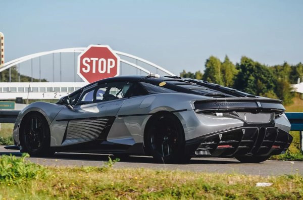 Дългият пет метра автомобил със собствено тегло около два тона и половина може да ускори до сто за 2,36 секунди. Номиналният пробег е до 450 километра според цикъла CLTC, но при екстремни условия батерията губи заряд много по-бързо.