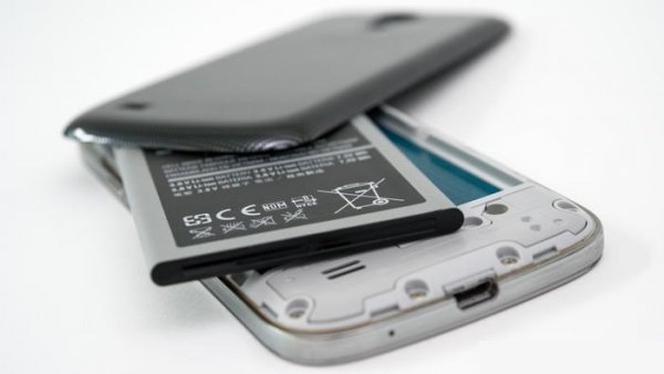 Технологията на батериите е едно от нещата, които отдавна приемаме за даденост, без много да се замисляме как функционира. Повечето хора си представят, че при зареждане просто "сипваме" електричество в батерията като вода в туба. Но батерията не съхранява пряко електричество, а само го произвежда при нужда чрез химична реакция между двата електрода и разделящата ги течност (най-често), наречена електролит. При тази реакция химикалите в нея се превръщат в други вещества, отделяйки енергия. Когато изцяло се превърнат, реакцията спира - батерията е изтощена. При подлежащите на презареждане батерии обаче реакцията може да се случва и в обратна посока - когато я зареждате, енергията задейства противоположен процес, който възстановява изходните химикали. Това може да се повтори стотици или хиляди пъти, но неизбежно в процеса има загуби, а и по електродите се натрупват паразитни вещества. Затова животът на батериите е ограничен (обикновено между 3000 и 5000 цикъла). 
