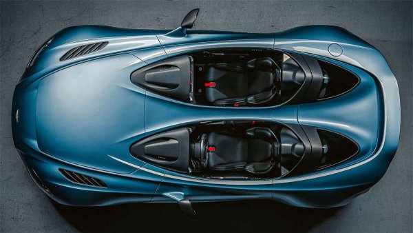 Задвижва се от 5,2-литров туин-турбо V12, развиващ мощност от 700 к.с. и 753 Нм максимален въртящ момент. Ускорява до 100 км/ч за 3,5 сек, а максималната скорост е електронно ограничена на 300 км/ч.
