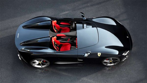 Двигателят е 6,5-литров атмосферен V12, който генерира 820 к.с. Максималната скорост достига 300 км/ч, а спринтът от място до първите 100 отнема само 2,9 сек.
