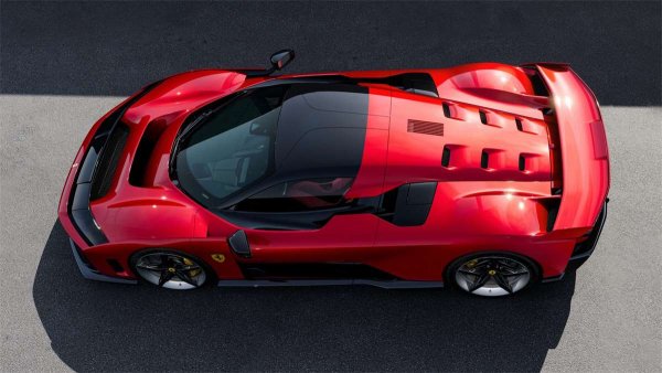 Разполага с 3-литров туин-турбо V6 двигател и три електромотора. Мощността е съответно 888 и 296 к.с. Максималната скорост е 350 км/ч, а ускорението до 100 км/ч става за 2,15 сек.
