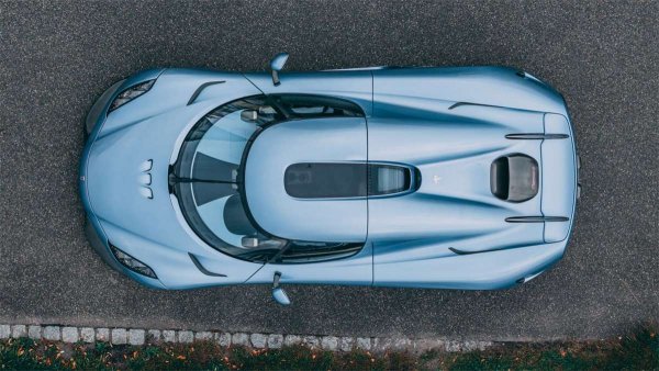 Спортният плъг-ин модел на шведската марка се задвижва от 5-литров туин турбо V8 двигател и три електромотора. Общата мощност е 1500 к.с., като само на ток може да измине 35 км. Максималната скорост е 410 км/ч
