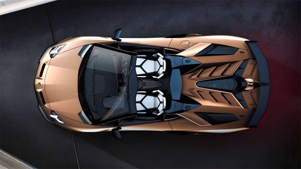 Задвижването на мощния Roadster идва от 12-цилиндров бензинов двигател, развиващ 770 к.с. Максималната скорост на модела е над 350 км/ч, а ускорението до 100 км/ч става за 2,8 сек.
