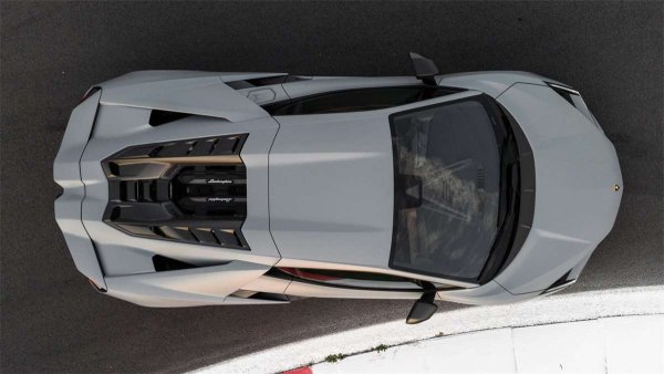 Три електрически мотора и 6,5-литров V12 се събират, за да създадат нещо напълно ново за марката. Общата мощност е 1001 к.с. Revuelto ускорява до 100 км/ч за 2,5 сек и развива над 350 км/ч.
