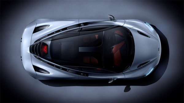 Използван е 4.0-литров битурбо V8 двигател, комбиниран със 7-степенна роботизирана трансмисия. Мощността е 720 к.с. Максималната скорост е 341 км/ч, а ускорението до 100 км/ч отнема 2,9 сек
