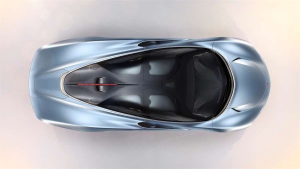 Хибридният модел се задвижва от 4,0-литров туин-турбо V8, подпомаган от електромотор. Съвкупната мощност е 1036 к.с.  Максимална скорост - 403 км/ч, ускорение до 100 км/ч - 2,9 сек.
