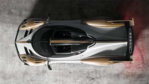 Пистовият автомобил също разчита на Mercedes-AMG 6-литров V12 двигател с турбокомпресор, но мощността тук е 900 к.с. Максималната му скорост е 340 км/ч. 
