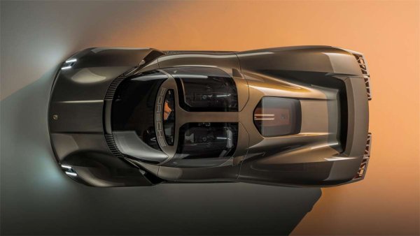 Оборудван е с 4 електромотора и електрическа архитектура с 900 V, което позволява значително по-бързо зареждане. Общата мощност на задвижващата система варира от 1500 до 2000 к.с.
