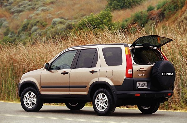 Втората генерация на Honda CR-V получи не само сериозно модернизиран екстериор, но и допълнителна защита от ръжда. Първото поколение на модела имаше проблеми в тази част, но японците взеха необходимите мерки и ги отстраниха. Това също помогна до голяма степен за успеха на кросоувъра на световните пазари.