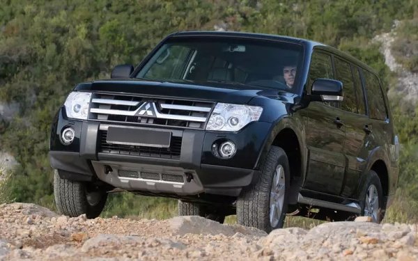 При японския всъдеход се срещат няколко автоматика. V5A51 (R5A51) е съвместна разработка с Hyundai и се смята за издръжлив и безпроблемен. Иначе петстепенната А750F (вариация на Aisin TB-50LS) е предвидена за по-големи въртящи моменти и спокойно издържа почти 500 нютонметра. Оригинално кутията е правена за Toyota Land Cruiser, среща се и в Suzuki Grand Vitara. От 2008 се монтира на Pajero и на пикапа L200. 
