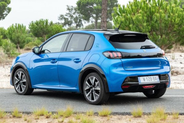 35% ръст на годишна база за електрическата версия на 208. Този модел бе сред най-потърпевшите в гамата на Peugeot от глобалния недостиг на чипове, не на последно място и заради иновативното 3D табло, разработено от българския офис на Visteon. 
