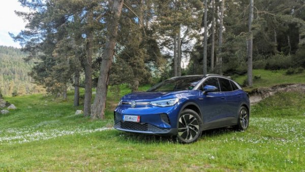 Eлектрическият кросоувър на VW дебютира на пазара над половин година след хечбека ID.3, и така и не успя да го догони по продажби. Към края на годината обаче разликата непрекъснато намаляваше. 
