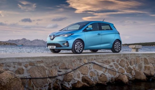 Преди година Zoe уверено доминираше в Европа, но постепенно възрастта на модела започна да си казва дума. Французите се подготвят да го заменят с бъдещото електрическо Renault 5, а от март на основните пазари вече ще се предлага и Megane E-Tech.
