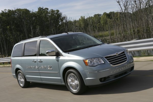 Chrysler EV има електродвигател генериращ 255 конски сили.