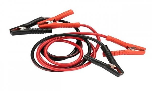 Добре е във всеки автомобил да има комплект кабели за подаване на ток. Те не са скъпи, но все пак внимавайте за качеството и за дебелината на сечението им - трябва да е поне 16 мм за коли с бензинови двигатели и 25 мм за дизелови, чиито акумулатори са по-мощни. 
