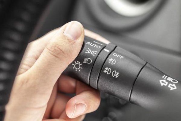 Уверете се, че и в двете коли са изключени всички консуматори на енергия - фарове, радио и прочие. Почистете клемите на двата акумулатора, ако по тях се е образувала патина или мърсотия. 
