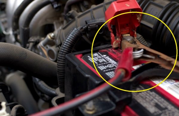 Червеният кабел е за положителната клема. Закачете го първо за плюса на падналия акумулатор. След това - за плюса на акумулатора, който ще подава ток. 
