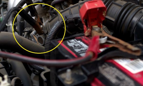 Закачете черния кабел за минусовата клема на здравия акумулатор. Другия край на кабела захранете за маса в автомобила с падналия акумулатор - примерно за блока на двигателя или която и да е метална повърхност, но на известно разстояние от акумулатора. Директното свързване на минусите на двата акумулатора също работи, но може да предизвика повреда. 
