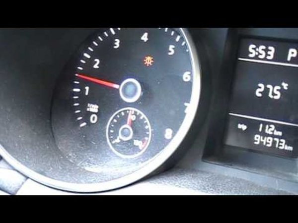 Оставете колата със здравия акумулатор да поработи няколко минути. Можете леко да натискате газта, за да поддържате колата в по-високи обороти - около 1500 об/мин, така зареждането става малко по-бързо. Но не прекалявайте и не форсирайте мотора. 
