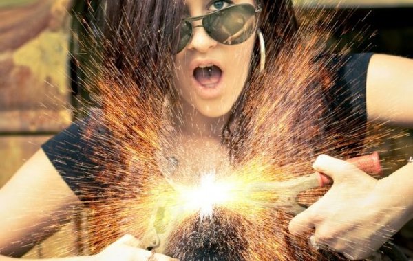 Без да гасите автомобила, разкачете кабелите по обратния ред - първо черния от масата на зареждания автомобил, после от минуса на зареждащия, после червения кабел от плюса на зарежданата кола, и накрая от плюса на зареждащата. Внимавайте да не допирате щипките на кабелите една в друга. 
