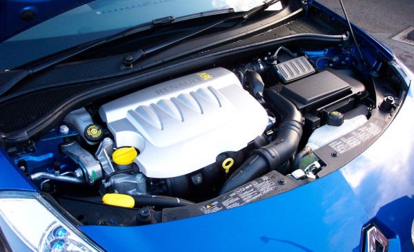 Атмосферният M4R има работен обем 1997 куб. см и идва директно от Nissan. Слави се като скъп и сложен за обслужване. От позитивна гледна точка, той ползва верига вместо ангренажен ремък, която е сравнително надеждна. Не се отличава с особена икономичност. Трудно обаче ще намерите такова Clio на вторичния пазар в Европа. 
