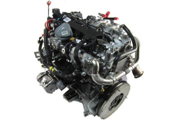 Известен с кода D4Ft, 1.2-литровият турбомотр TCe развива 100 конски сили и е най-съвременният в гамата на Clio III. Не е толкова лаком за гориво като някои други даунсайзнати мотори, но е склонен към повишена употреба на масло. Периодично трябва да се проверяват клапаните. 
