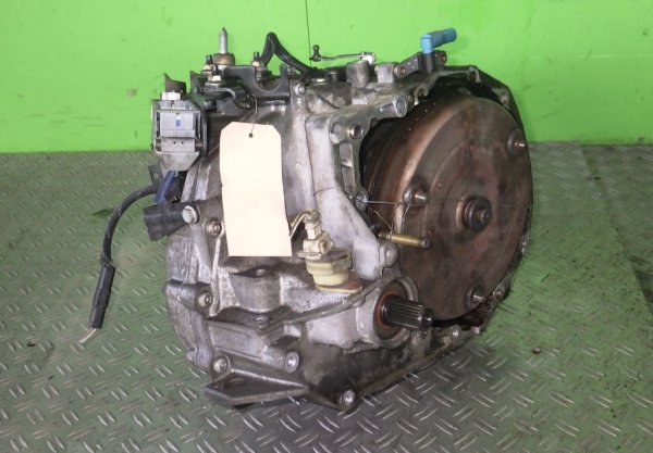 Най-често ще срещнете Clio с 5- или 6-степенна ръчна трансмисия. И двете са сравнително надеждни. 
По-ранните версии с бензинови двигатели 1.6 и 2.0 вървят само в съчетание с автоматика DP0 - само с 4 степени и неособено надежден. Смяната на трансмисионно масло на 50-60 хиляди км е задължителна, за да се удължи животът му, но и така трудно изкарва повече от 170 000 км. 
Някои версии с 16-клапанния 1.2 и с 1.5dCi ползват т. нар. "роботизирана" кутия Quickshift, но всъщност под това име се крият две различни кутии, JA3 и JA5. И двете са производство на Valeo и са еднакво чупливи. Механизмът за избор на предавки се износва бързо, при лоста се появява доста свободен ход. 
