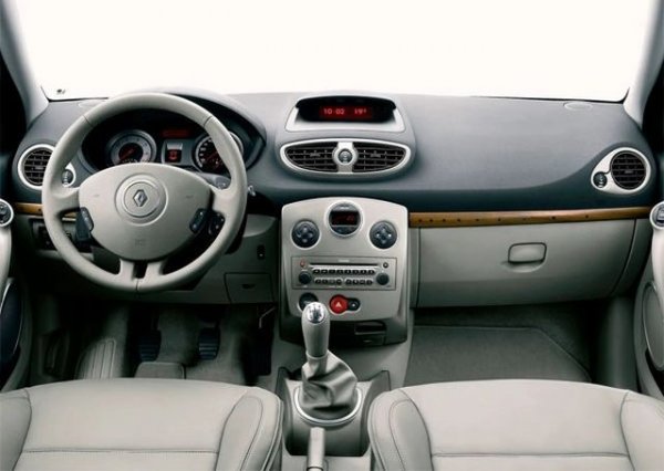 Clio разполага с електромеханичен усилвател на волана. Имаше проблеми с една определена серия усилватели, произведена от TRW и монтирана между лятото на 2008 и януари 2009. За нея дори имаше сервизна акция на някои пазари. 
