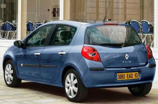 Clio е относително неподатливо на ръжда и ако видите екземпляр с повечко корозия, вероятно става дума за неумела автотенекеджийска и бояджийска работа след по-ранен удар. 
Резервната гума е разположена изключително неудобно отвън под багажника - доста труднодостъпна е, а и винаги е изцапана. 
Много често срещан проблем е скърцането на вратата на багажника. 
