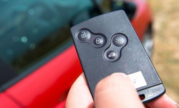 Пословичен източник на проблеми при Renault и особено при Clio. В третата генерация дебютира и оригиналният ключ-карта, който системно отказва да функционира. Далеч по-добре е да ви се падне по-евтина версия с нормален ключ. 
Много чести са проблемите с мултимедийната система, както и с превключвателите за мигачи и чистачки. Слабост е също електромоторчето на чистачките. 

