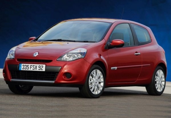 Clio III e комфортна и приятна за каране кола, с просторно купе. Турбодизелите дават много добра динамика и са икономични, но създават много проблеми след 100-120 хил. км пробег (в това отношение най-прилично се държи най-слабата версия с 68 коня). Най-малко проблемни и лесни за поддръжка са атмосферните бензинови агрегати, особено 1.4. Електрониката е капризна, особено при автомобилите с по-високи нива на оборудване и с иновативния "ключ-карта". 
