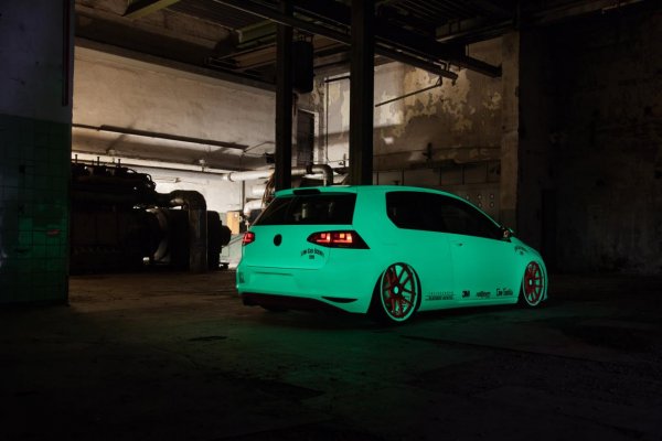 Volkswagen Golf VII с фосфоресциращо покритие от Low-Car-Scene и BlackBox-Richter