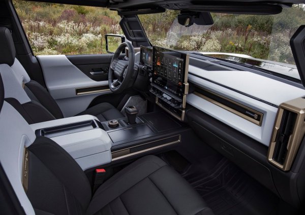 Дизайнът на медийната система и правите ъгли на двата големи дисплея са направени в бруталния стил на известния SUV, но крият всички най-нови технически разработки на GM.