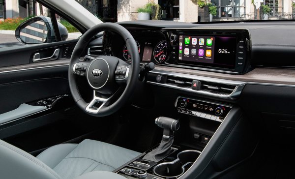 Корейският седан Kia K5 дебютира на пазар през 2020 година, като замени популярния модел Optima. Колата има нова медийна система, като тя се състои от два големи екрана, които са толкова умело поставени един до друг, че при бегъл поглед може да се помисли, че са обединени в едно. Това обаче не е така - дисплеят на водача е леко вдлъбнат и може да превключва класическата картина на индикаторите на инструмента към абстрактни изображения до естествени пейзажи.