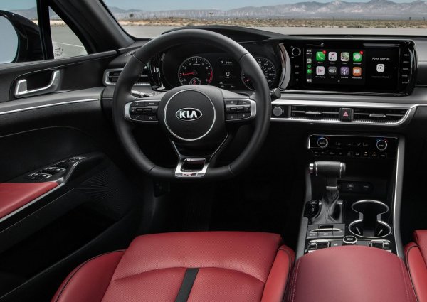 Основният централен дисплей показва всички основни опции на автомобила, с изключение на климатичния контрол, който е чувствителен на допир в този автомобил и се намира точно под екрана.