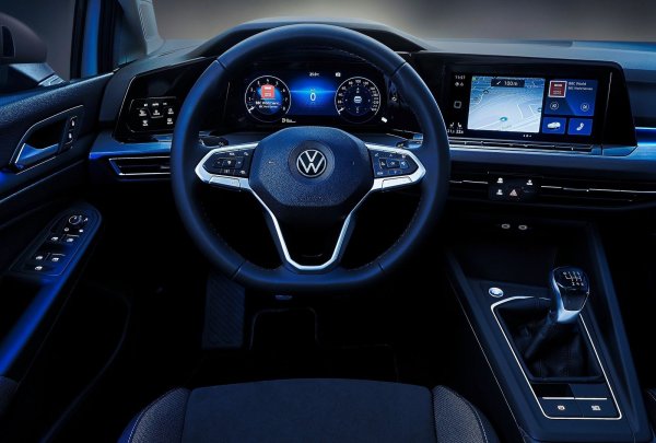Топ-нивото на оборудване на осмото поколение Volkswagen Golf е получило всички цифрови предимства под формата на разнообразие от сензори, екрани и лъскави тактилни елементи. В колата можете да натискате само бутоните за електрическите стъкла или бутоните на волана - всичко останало се управлява чрез сензори и от централния дисплей.