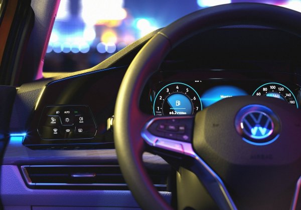 Менюто на медийната система е организирано като смартфон. В допълнение, Golf се предлага с помощника на Alexa на Google. Автомобилът може да се управлява и от смартфон, а също така е получил аварийния протокол Car2x и протокол за обмен на информация за трафика.