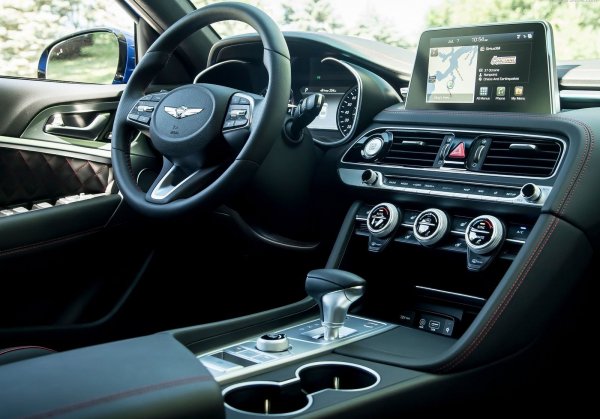 Централната плоча е разположена над въздуховодите и роторите на климатичната система. Седанът предлага всички основни опции, които трябва да бъдат контролирани чрез сензори. Таблото на водача пред волана е цифрово, но без никакви специални опции, като демонстрира основните показания на устройства с възможност за промяна на цвета.