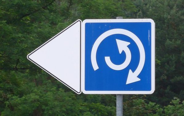 Този знак в околностите на германската столица Берлин се опитва да предупреди шофьорите за едно кръгово кръстовище с доста необичайна организация на движението. Не бихме казали, че опростява особено нещата. 

