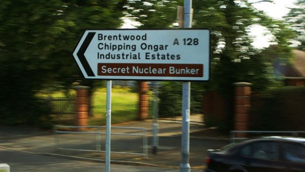 Този знак, насочващ към "секретен ядрен бункер", очевидно залага на надеждата, че вражеските разузнавания не разбират английски. 
