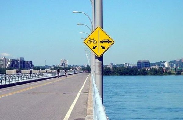 Недвусмисленото послание на този знак очевидно е, че автомобилите трябва да бъдат така добри да се хвърлят в морето. Доказателство, че катаджиите са си катаджии навсякъде по света. 
