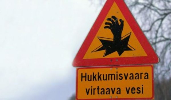 Този финландски знак леко напомня на филм на ужасите с излизащи от гробовете зомбита. Но всъщност предупреждава, че карате по замръзнало езеро и ледът може да пропадне под вас. 
