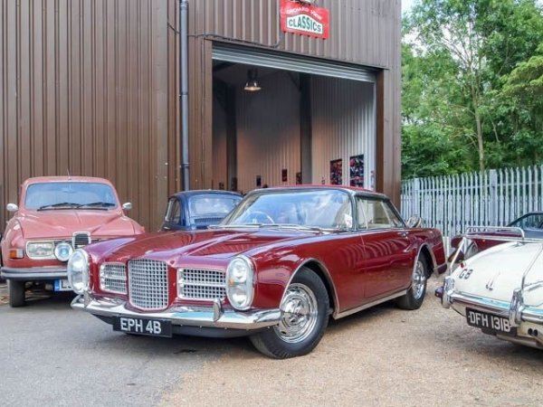 Любовта на Ринго Стар към уникалните возила е всеизвестна. Един от автомобилите, които музикантът притежава, е Facel Vega 2 - френска кола, от която са произведени едва 182 бройки. Под нейния капак се крие 6,3-литров V8 двигател от Chrysler с 390 к.с.

Музикантът купува колата директно от завода във Франция, като плаща 5570 лири. Автомобилът е един от 26-те с десен волан, което заедно с факта, че е принадлежал на легендарния барабанист, помага за последната му препродажба през 2013 г., когато са платени 350 000 лири.
